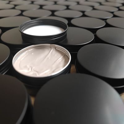 Paste hydrosoluble à base de diamants pour le meulage et le polissage de pièces de travail à forme spéciale