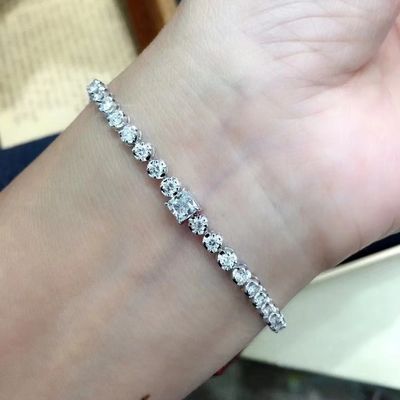 La forme ronde du bracelet en diamant de coupe de princesse est indispensable avec la monnaie américaine