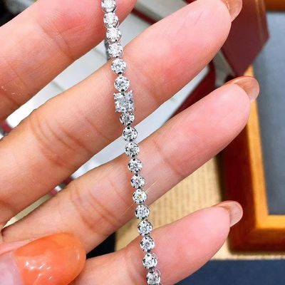 La forme ronde du bracelet en diamant de coupe de princesse est indispensable avec la monnaie américaine