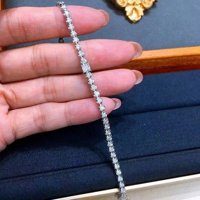 La forme ronde du bracelet en diamant de coupe de princesse est indispensable avec la monnaie américaine