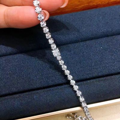 La forme ronde du bracelet en diamant de coupe de princesse est indispensable avec la monnaie américaine